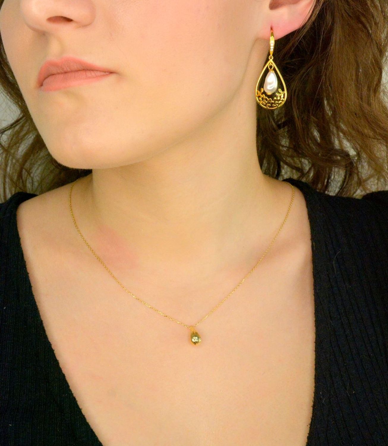 Złoty naszyjnik damski. Złoty naszyjnik z kroplą. Naszyjnik damski złoty próby 375. Naszyjnik damski celebrytka z modnym wzorem. Naszyjnik na prezent (1).jpg